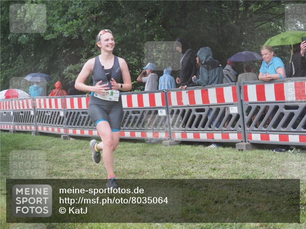 21.06.2025 - 27. Vierlanden-Triathlon KatJ http://msf.ph/oto/8035064 15.06.2025 13:50:34 Ziel 123, 933, 1101 meine-sportfotos.de