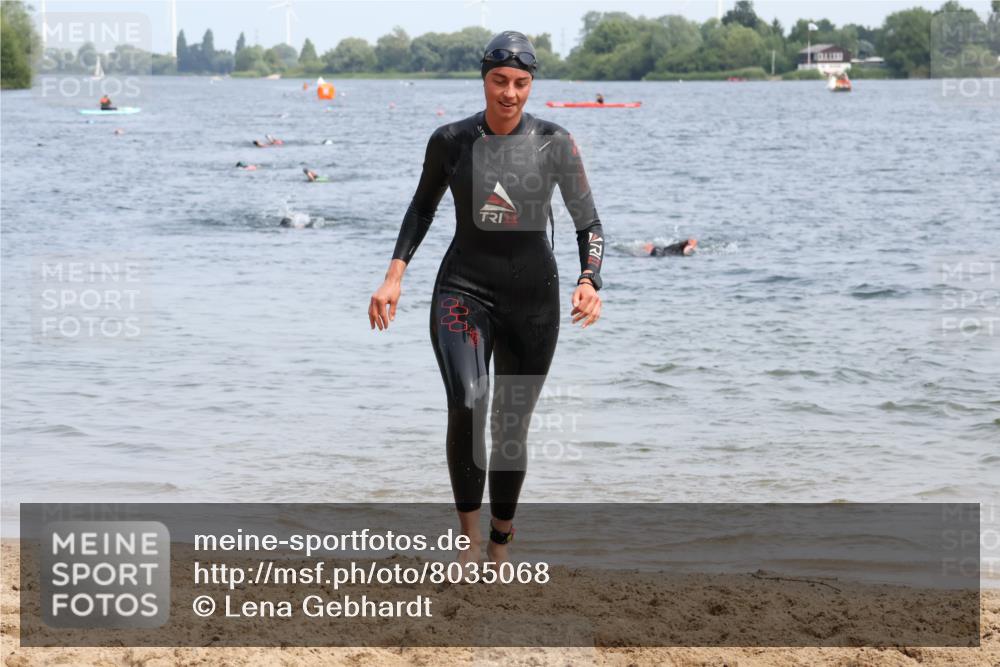 15.06.2025 - 27. Vierlanden-Triathlon Lena Gebhardt http://msf.ph/oto/8035068 15.06.2025 11:21:11 Schwimmen 929, 931 meine-sportfotos.de