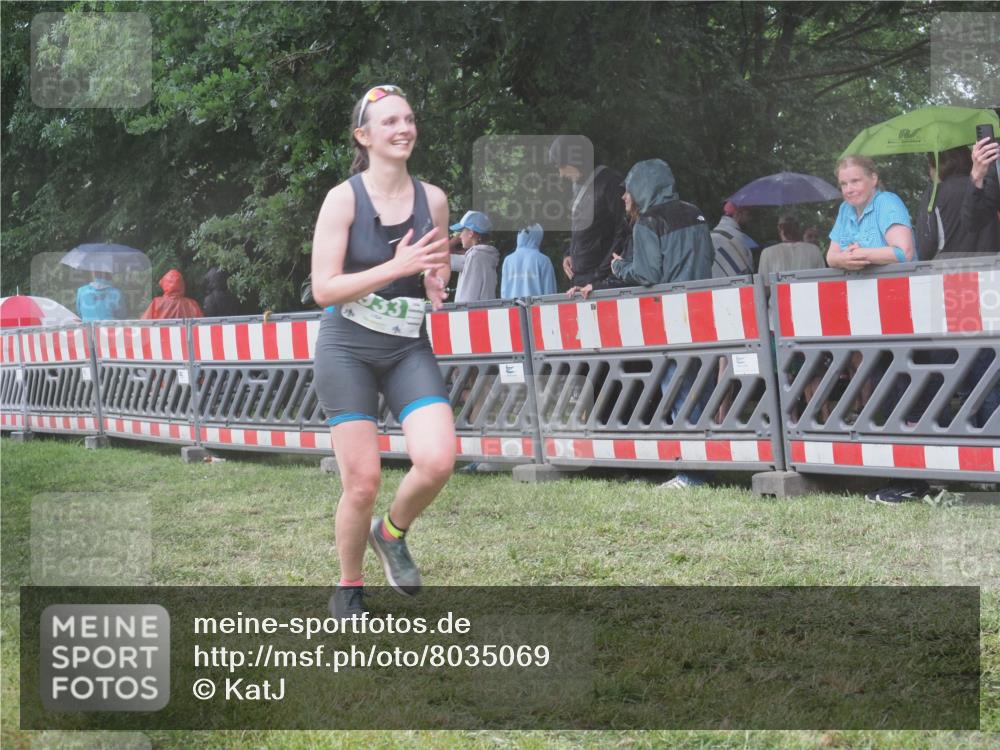 21.06.2025 - 27. Vierlanden-Triathlon KatJ http://msf.ph/oto/8035069 15.06.2025 13:50:34 Ziel 123, 933, 1101 meine-sportfotos.de