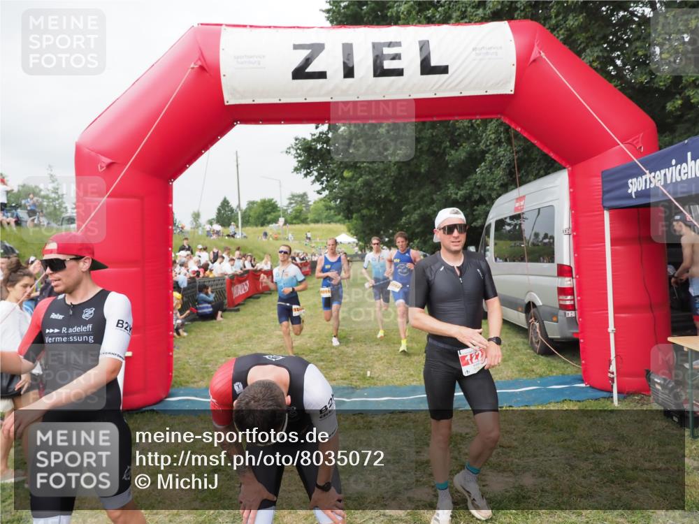 21.06.2025 - 27. Vierlanden-Triathlon MichiJ http://msf.ph/oto/8035072 15.06.2026 12:58:54 Ziel 122, 662, 995, 996, 997, 998, 1010, 1011, 1012, 1013, 1038 meine-sportfotos.de
