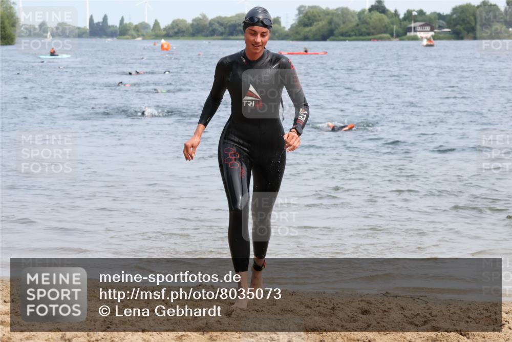15.06.2025 - 27. Vierlanden-Triathlon Lena Gebhardt http://msf.ph/oto/8035073 15.06.2025 11:21:11 Schwimmen 929, 931 meine-sportfotos.de