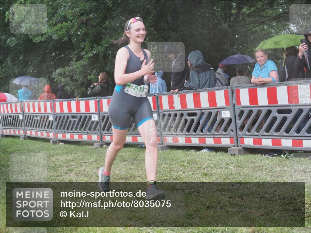 21.06.2025 - 27. Vierlanden-Triathlon KatJ http://msf.ph/oto/8035075 15.06.2025 13:50:34 Ziel 123, 933, 1101 meine-sportfotos.de