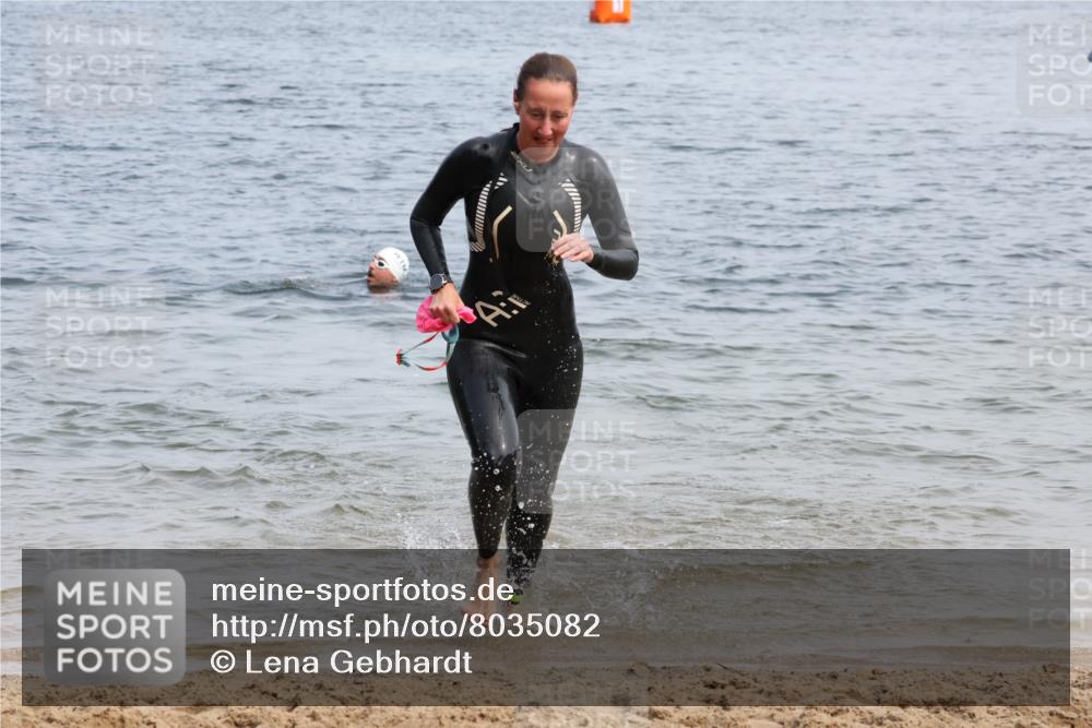 15.06.2025 - 27. Vierlanden-Triathlon Lena Gebhardt http://msf.ph/oto/8035082 15.06.2025 11:21:12 Schwimmen 929, 931 meine-sportfotos.de