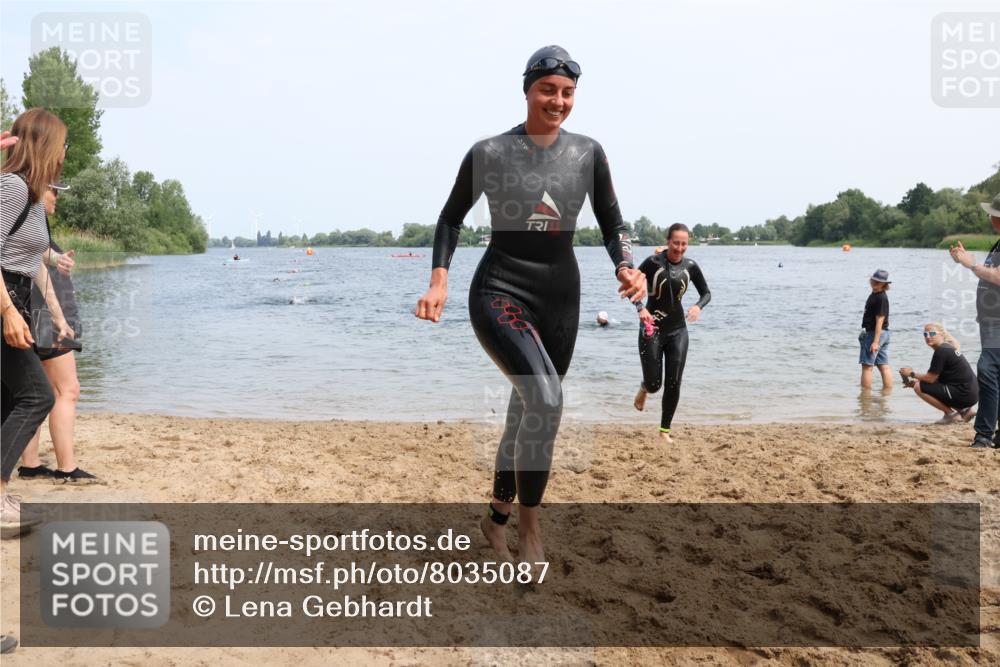 15.06.2025 - 27. Vierlanden-Triathlon Lena Gebhardt http://msf.ph/oto/8035087 15.06.2025 11:21:13 Schwimmen 929, 931 meine-sportfotos.de