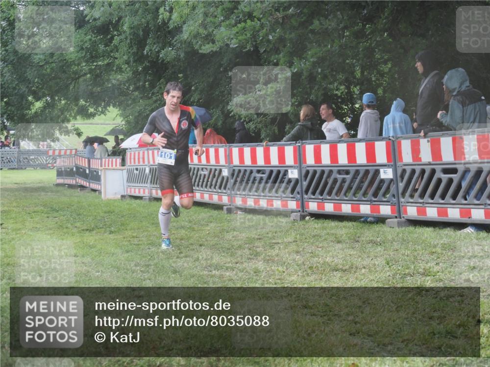21.06.2025 - 27. Vierlanden-Triathlon KatJ http://msf.ph/oto/8035088 15.06.2025 13:50:40 Ziel 1101, 1120, 1132 meine-sportfotos.de