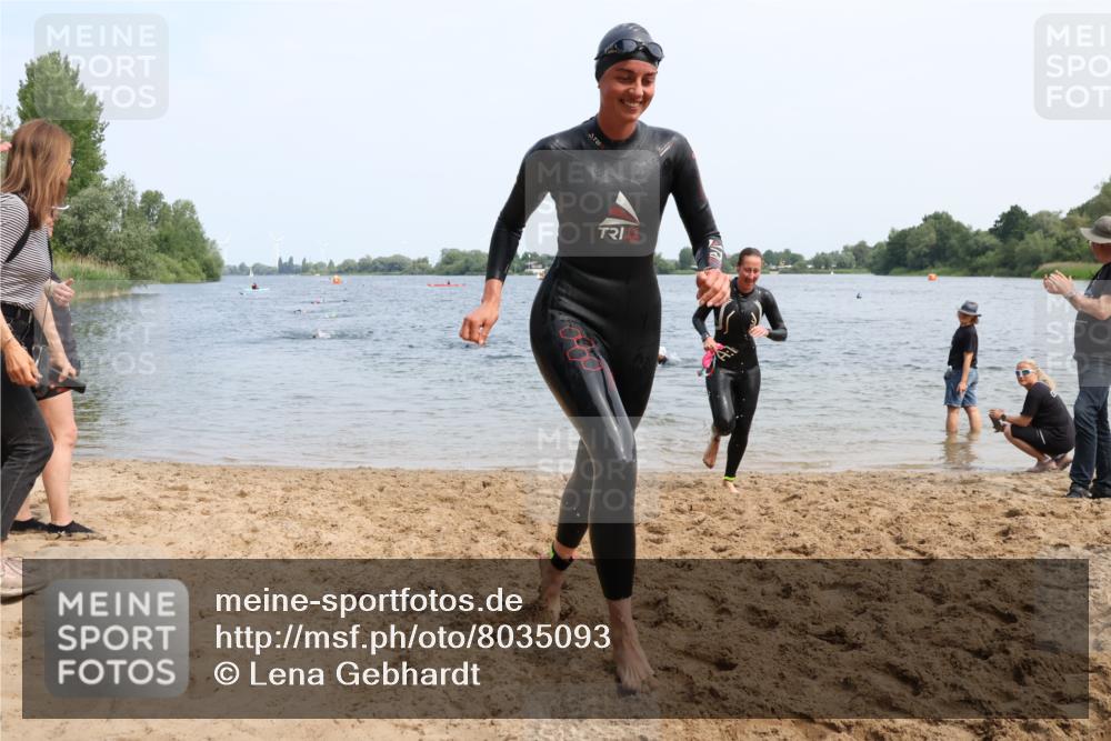 15.06.2025 - 27. Vierlanden-Triathlon Lena Gebhardt http://msf.ph/oto/8035093 15.06.2025 11:21:14 Schwimmen 929, 931, 967 meine-sportfotos.de