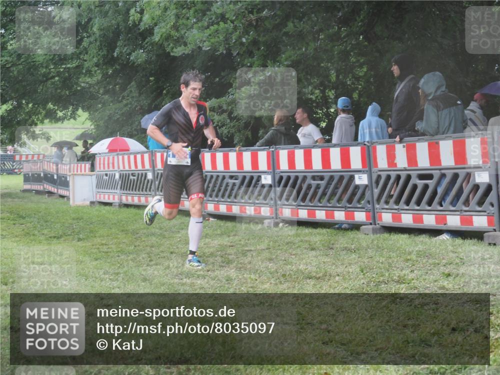 21.06.2025 - 27. Vierlanden-Triathlon KatJ http://msf.ph/oto/8035097 15.06.2025 13:50:40 Ziel 1101, 1120, 1132 meine-sportfotos.de