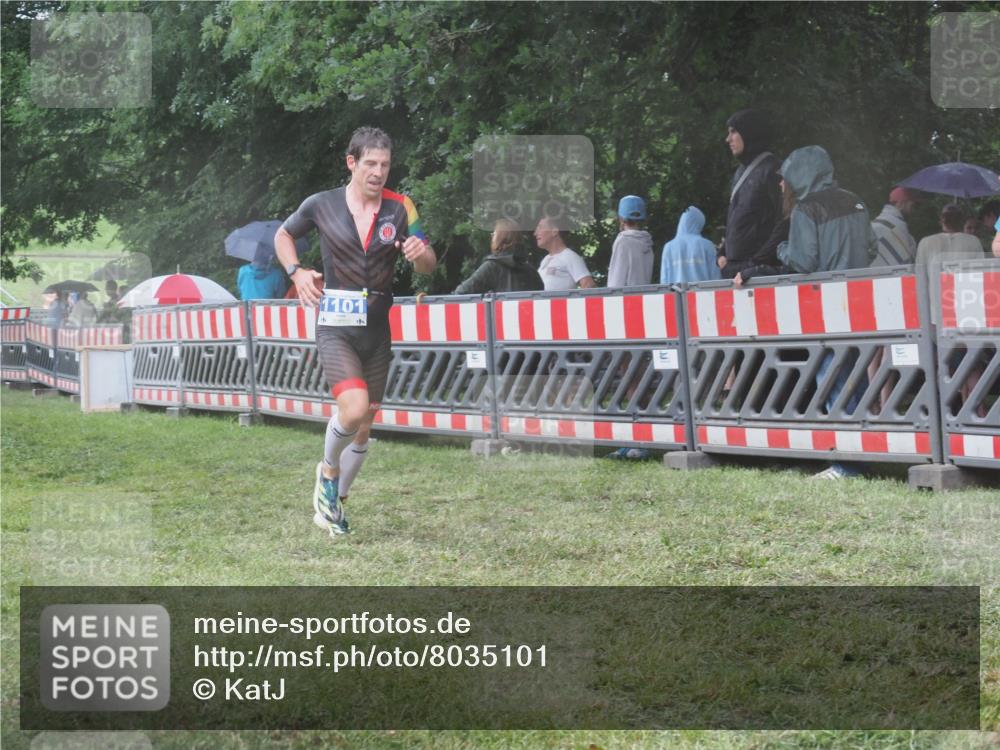 21.06.2025 - 27. Vierlanden-Triathlon KatJ http://msf.ph/oto/8035101 15.06.2025 13:50:40 Ziel 1101, 1120, 1132 meine-sportfotos.de