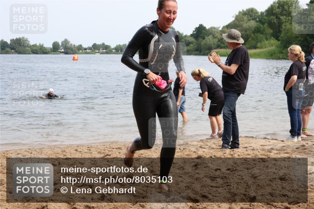 15.06.2025 - 27. Vierlanden-Triathlon Lena Gebhardt http://msf.ph/oto/8035103 15.06.2025 11:21:15 Schwimmen 929, 931, 967 meine-sportfotos.de