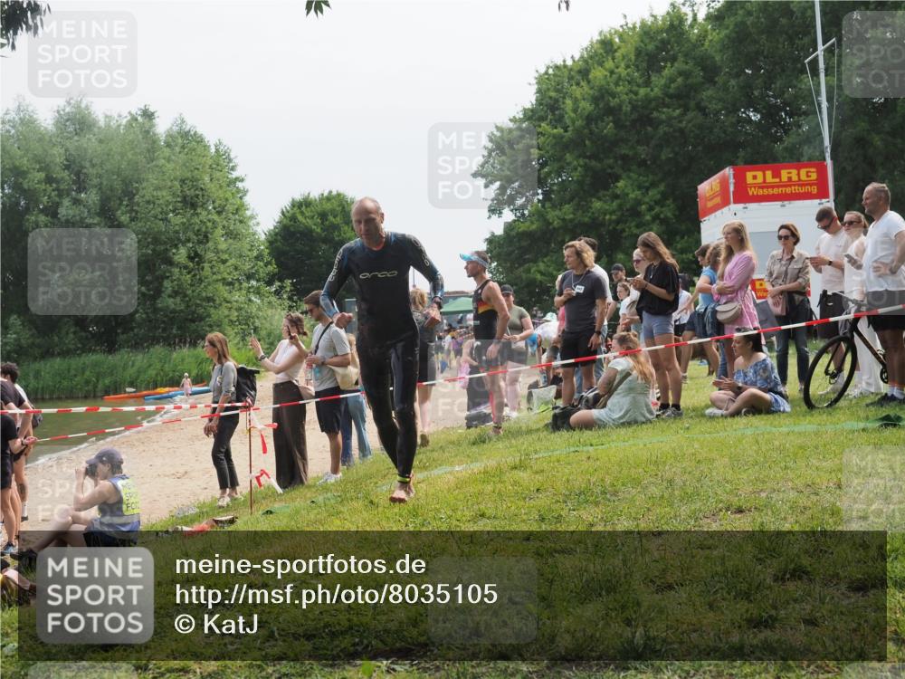 15.06.2025 - 27. Vierlanden-Triathlon KatJ http://msf.ph/oto/8035105 15.06.2025 11:19:32 Schwimmen 875, 878, 895, 923 meine-sportfotos.de