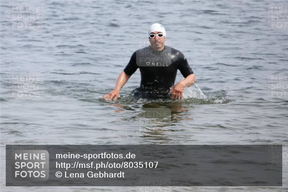 15.06.2025 - 27. Vierlanden-Triathlon Lena Gebhardt http://msf.ph/oto/8035107 15.06.2025 11:21:17 Schwimmen 929, 931, 967 meine-sportfotos.de