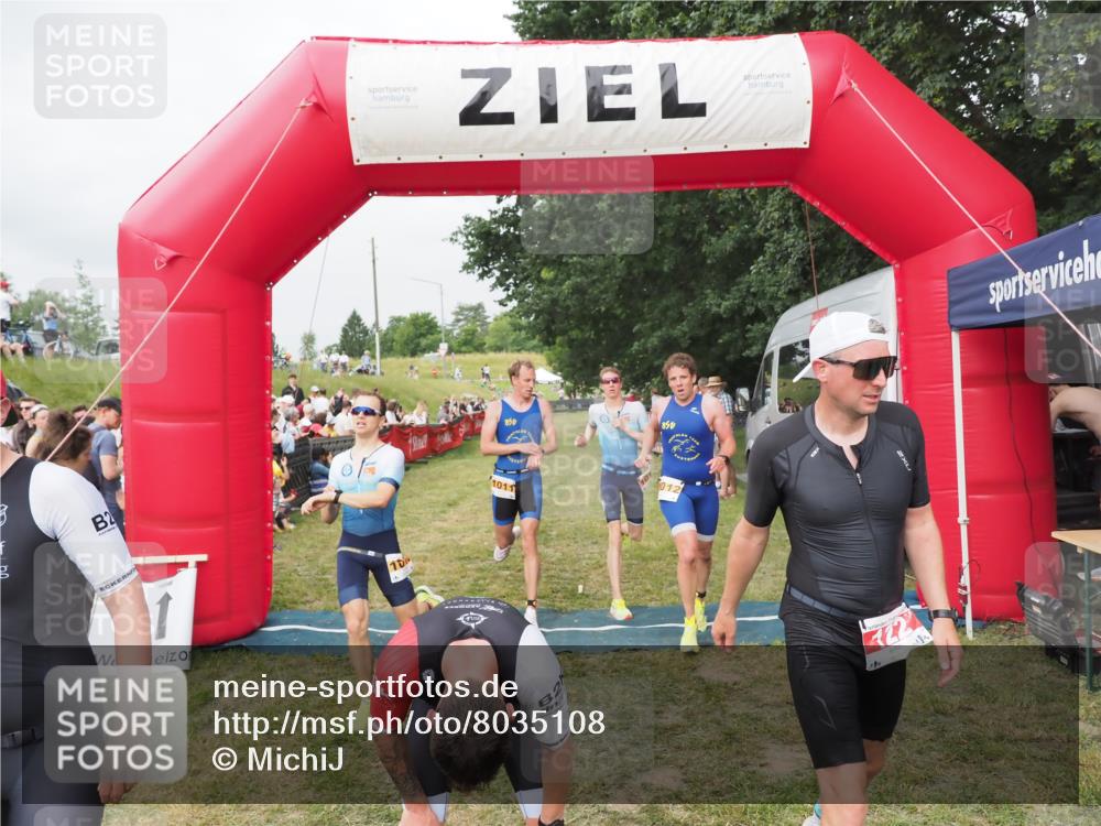 21.06.2025 - 27. Vierlanden-Triathlon MichiJ http://msf.ph/oto/8035108 15.06.2026 12:58:54 Ziel 122, 662, 995, 996, 997, 998, 1010, 1011, 1012, 1013, 1038 meine-sportfotos.de