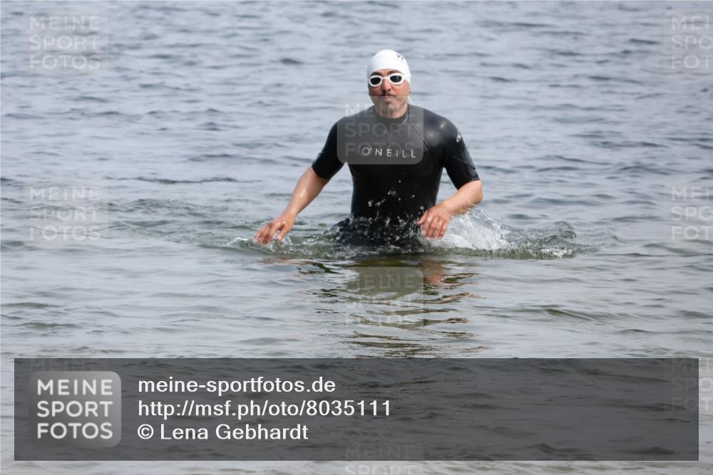 15.06.2025 - 27. Vierlanden-Triathlon Lena Gebhardt http://msf.ph/oto/8035111 15.06.2025 11:21:17 Schwimmen 929, 931, 967 meine-sportfotos.de