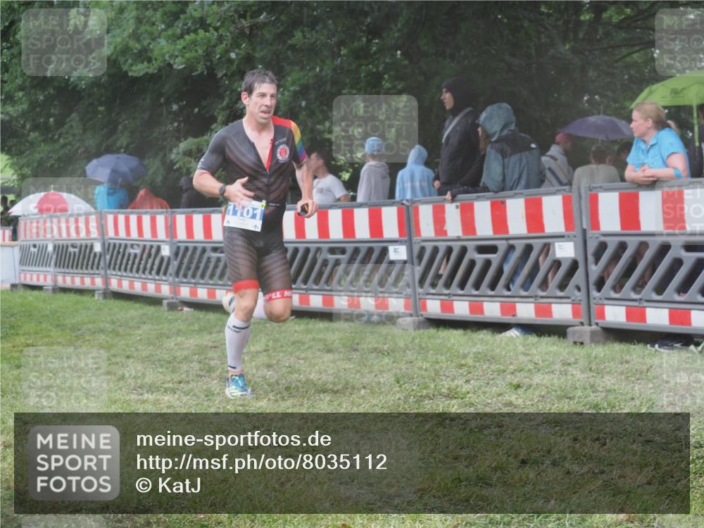 21.06.2025 - 27. Vierlanden-Triathlon KatJ http://msf.ph/oto/8035112 15.06.2025 13:50:41 Ziel 1101, 1120, 1132 meine-sportfotos.de