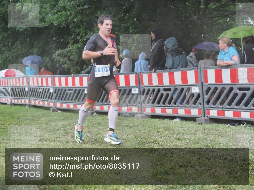 21.06.2025 - 27. Vierlanden-Triathlon KatJ http://msf.ph/oto/8035117 15.06.2025 13:50:41 Ziel 1101, 1120, 1132 meine-sportfotos.de