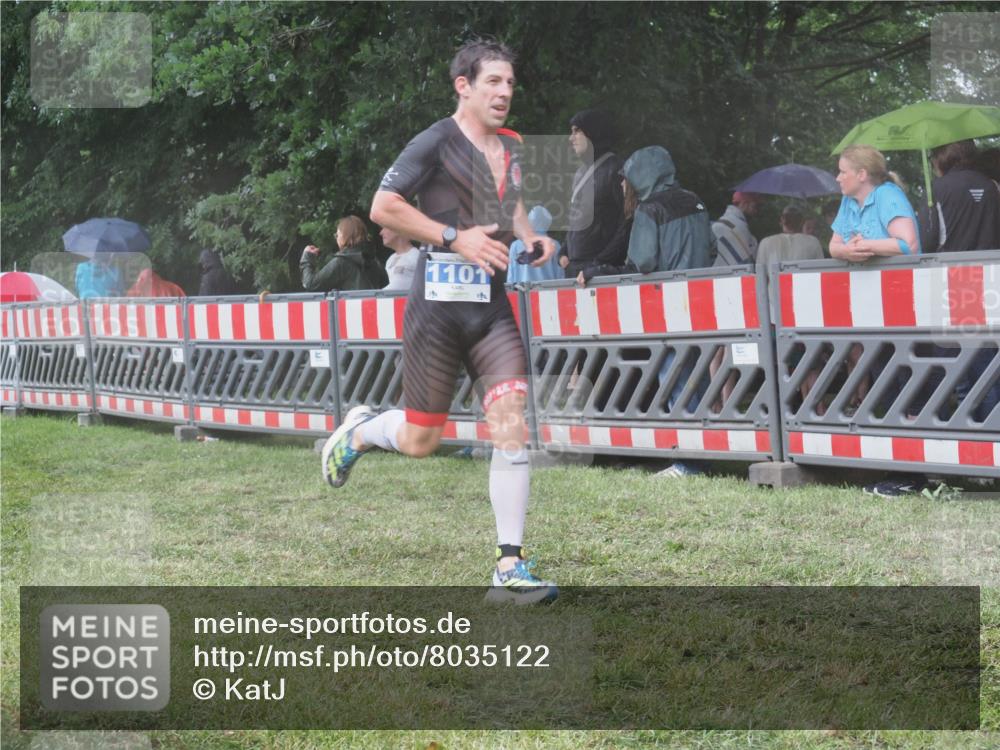 21.06.2025 - 27. Vierlanden-Triathlon KatJ http://msf.ph/oto/8035122 15.06.2025 13:50:41 Ziel 1101, 1120, 1132 meine-sportfotos.de