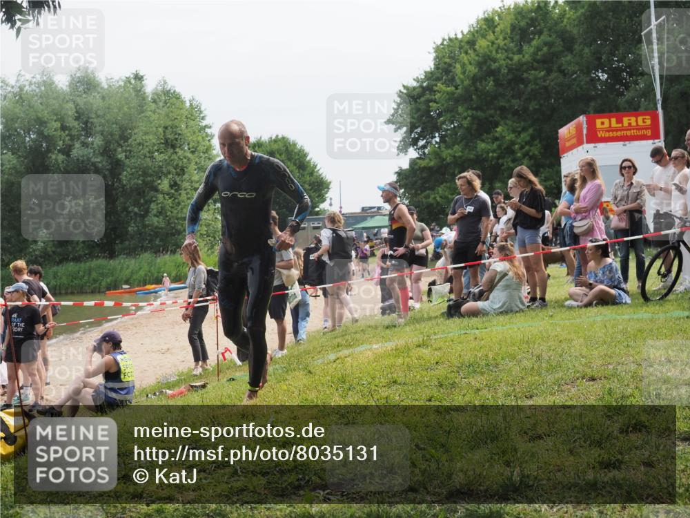 15.06.2025 - 27. Vierlanden-Triathlon KatJ http://msf.ph/oto/8035131 15.06.2025 11:19:33 Schwimmen 875, 878, 895, 923 meine-sportfotos.de