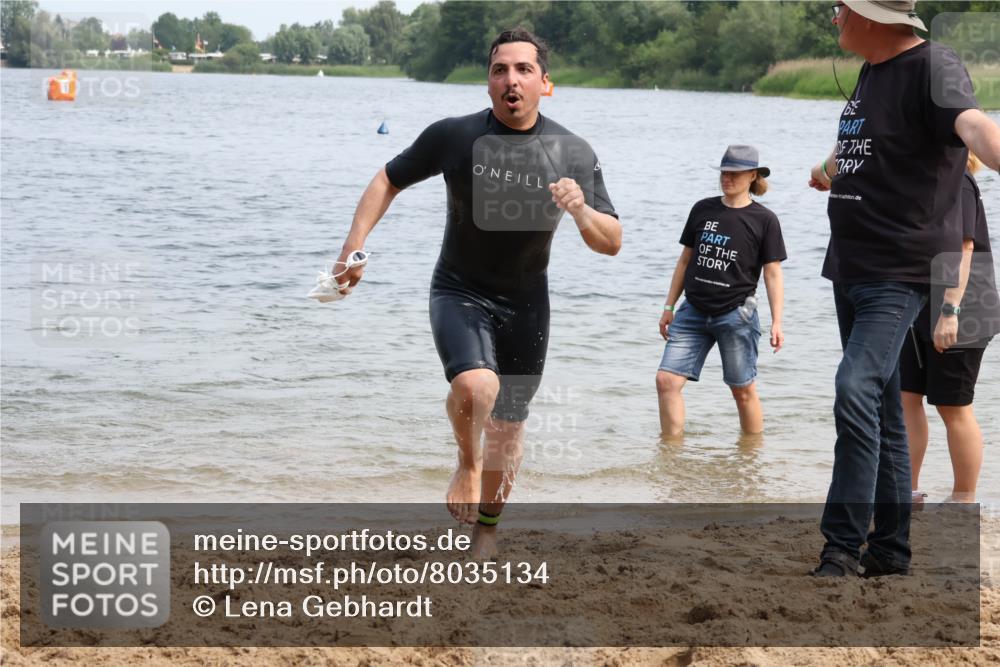 15.06.2025 - 27. Vierlanden-Triathlon Lena Gebhardt http://msf.ph/oto/8035134 15.06.2025 11:21:24 Schwimmen 931, 967 meine-sportfotos.de