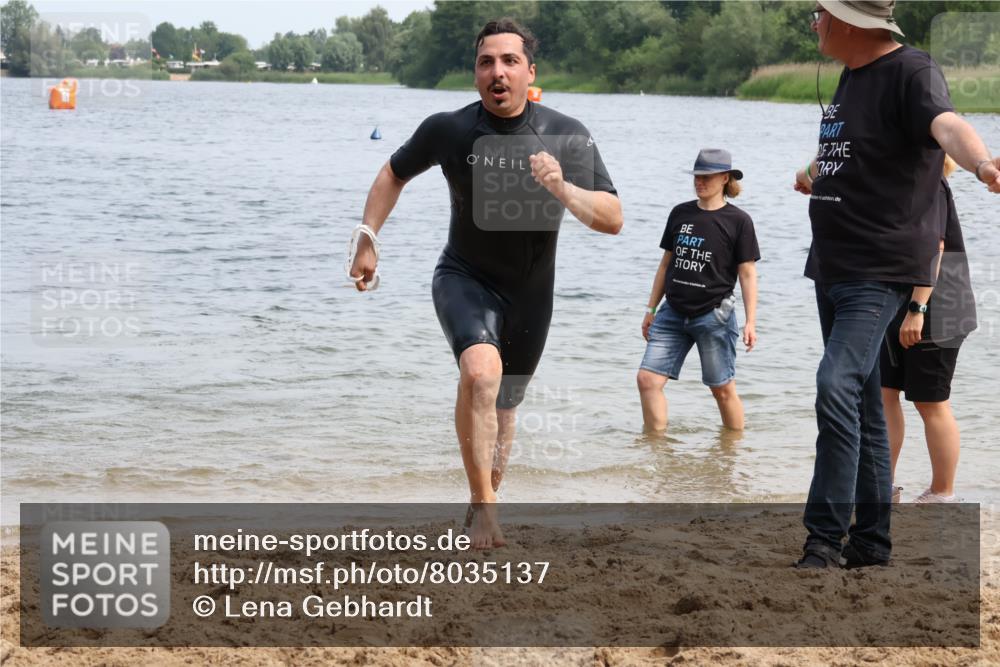 15.06.2025 - 27. Vierlanden-Triathlon Lena Gebhardt http://msf.ph/oto/8035137 15.06.2025 11:21:24 Schwimmen 931, 967 meine-sportfotos.de