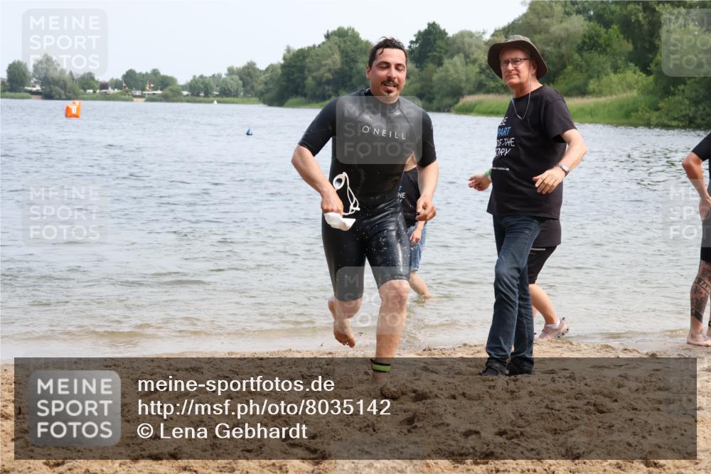 15.06.2025 - 27. Vierlanden-Triathlon Lena Gebhardt http://msf.ph/oto/8035142 15.06.2025 11:21:24 Schwimmen 931, 967 meine-sportfotos.de