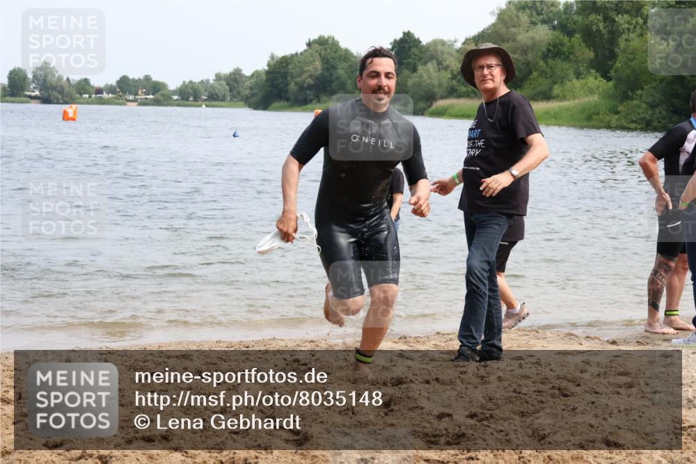 15.06.2025 - 27. Vierlanden-Triathlon Lena Gebhardt http://msf.ph/oto/8035148 15.06.2025 11:21:24 Schwimmen 931, 967 meine-sportfotos.de