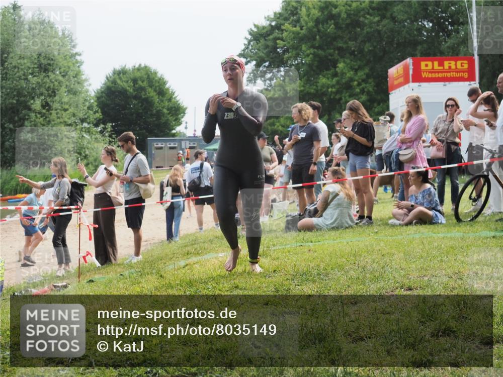 15.06.2025 - 27. Vierlanden-Triathlon KatJ http://msf.ph/oto/8035149 15.06.2025 11:19:38 Schwimmen 875, 878, 895, 923 meine-sportfotos.de