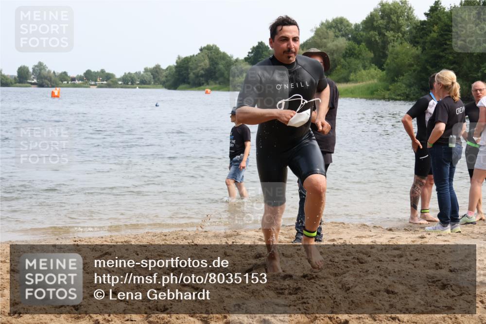 15.06.2025 - 27. Vierlanden-Triathlon Lena Gebhardt http://msf.ph/oto/8035153 15.06.2025 11:21:25 Schwimmen 931, 967 meine-sportfotos.de