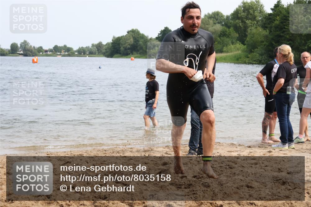 15.06.2025 - 27. Vierlanden-Triathlon Lena Gebhardt http://msf.ph/oto/8035158 15.06.2025 11:21:25 Schwimmen 931, 967 meine-sportfotos.de