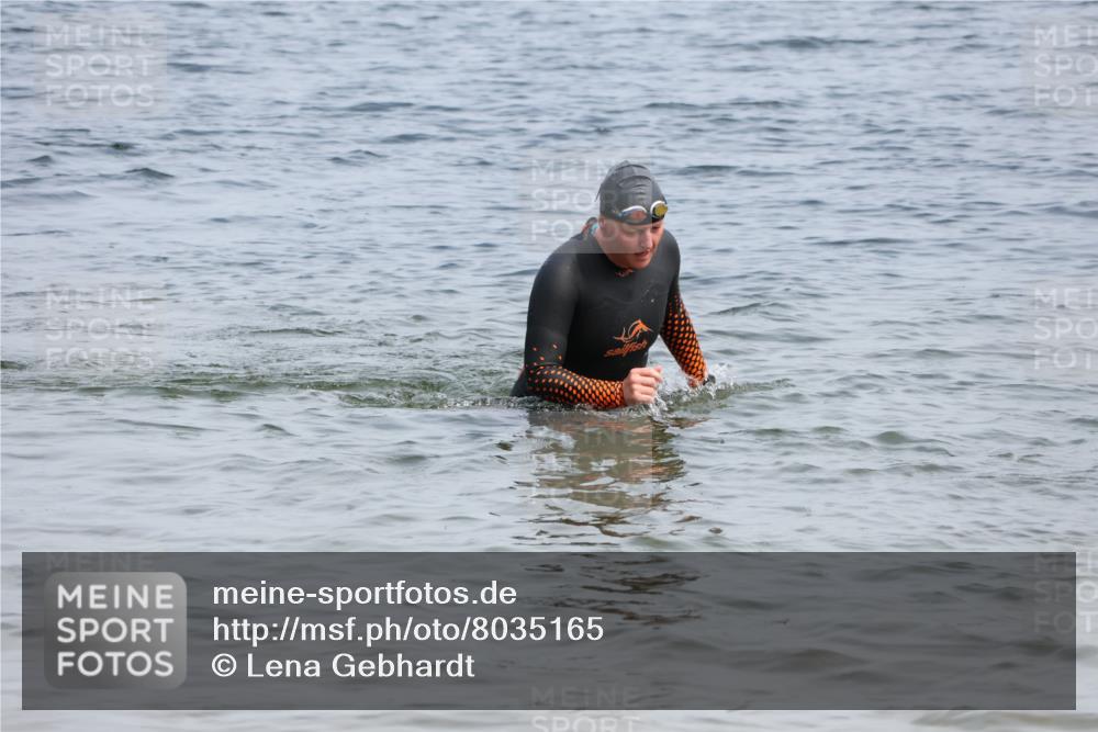 15.06.2025 - 27. Vierlanden-Triathlon Lena Gebhardt http://msf.ph/oto/8035165 15.06.2025 11:21:27 Schwimmen 967 meine-sportfotos.de