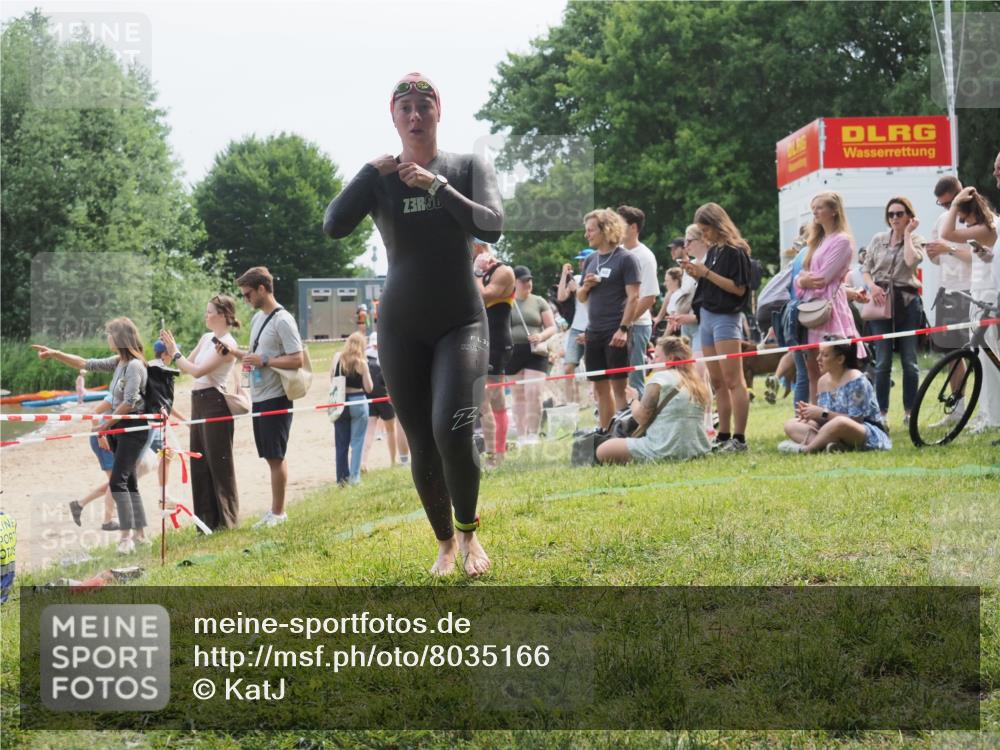 15.06.2025 - 27. Vierlanden-Triathlon KatJ http://msf.ph/oto/8035166 15.06.2025 11:19:38 Schwimmen 875, 878, 895, 923 meine-sportfotos.de