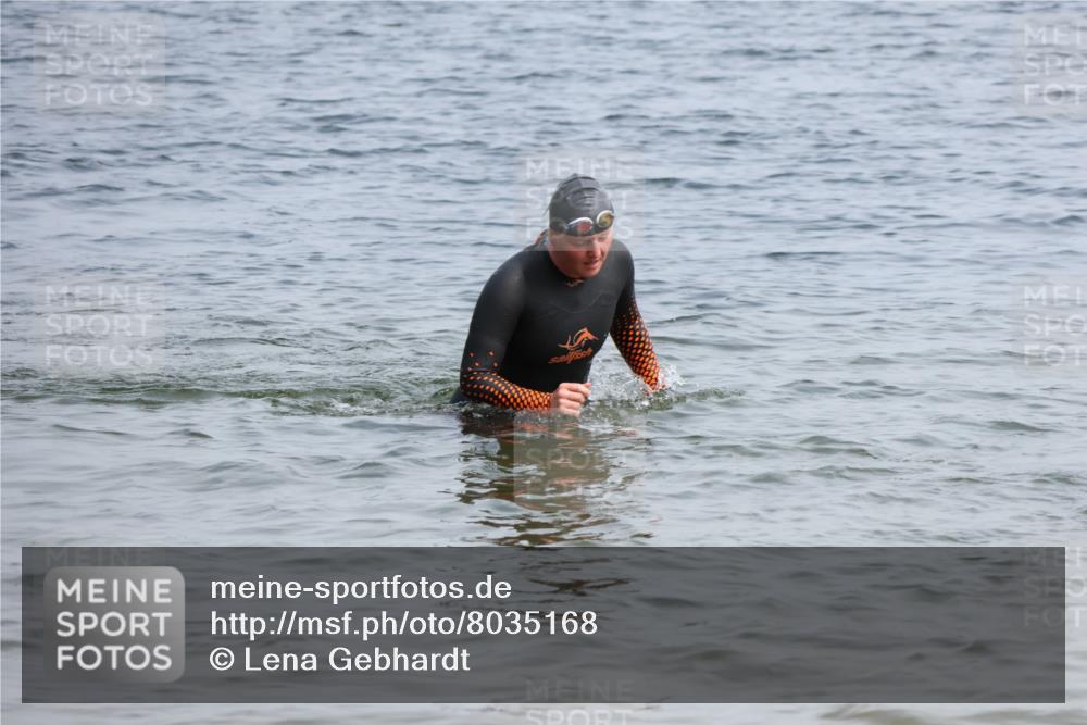15.06.2025 - 27. Vierlanden-Triathlon Lena Gebhardt http://msf.ph/oto/8035168 15.06.2025 11:21:27 Schwimmen 967 meine-sportfotos.de