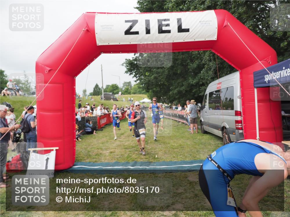 21.06.2025 - 27. Vierlanden-Triathlon MichiJ http://msf.ph/oto/8035170 15.06.2026 12:59:16 Ziel 994, 1014, 1015, 1016, 1018 meine-sportfotos.de
