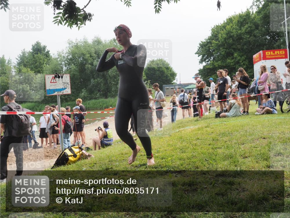 15.06.2025 - 27. Vierlanden-Triathlon KatJ http://msf.ph/oto/8035171 15.06.2025 11:19:39 Schwimmen 875, 895 meine-sportfotos.de