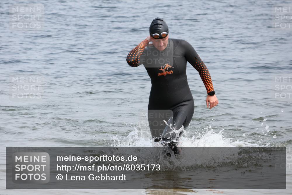 15.06.2025 - 27. Vierlanden-Triathlon Lena Gebhardt http://msf.ph/oto/8035173 15.06.2025 11:21:32 Schwimmen 905, 967 meine-sportfotos.de