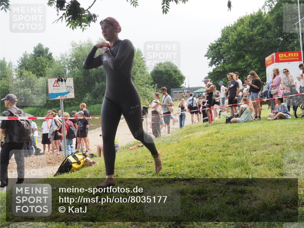 15.06.2025 - 27. Vierlanden-Triathlon KatJ http://msf.ph/oto/8035177 15.06.2025 11:19:39 Schwimmen 875, 895 meine-sportfotos.de