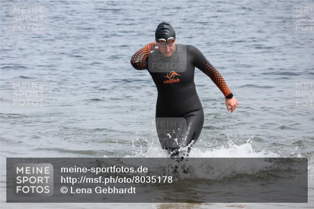 15.06.2025 - 27. Vierlanden-Triathlon Lena Gebhardt http://msf.ph/oto/8035178 15.06.2025 11:21:32 Schwimmen 905, 967 meine-sportfotos.de