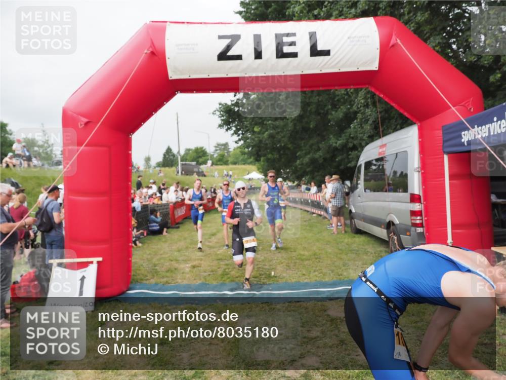 21.06.2025 - 27. Vierlanden-Triathlon MichiJ http://msf.ph/oto/8035180 15.06.2026 12:59:16 Ziel 994, 1014, 1015, 1016, 1018 meine-sportfotos.de