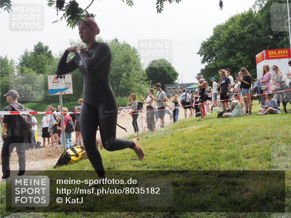 15.06.2025 - 27. Vierlanden-Triathlon KatJ http://msf.ph/oto/8035182 15.06.2025 11:19:39 Schwimmen 875, 895 meine-sportfotos.de