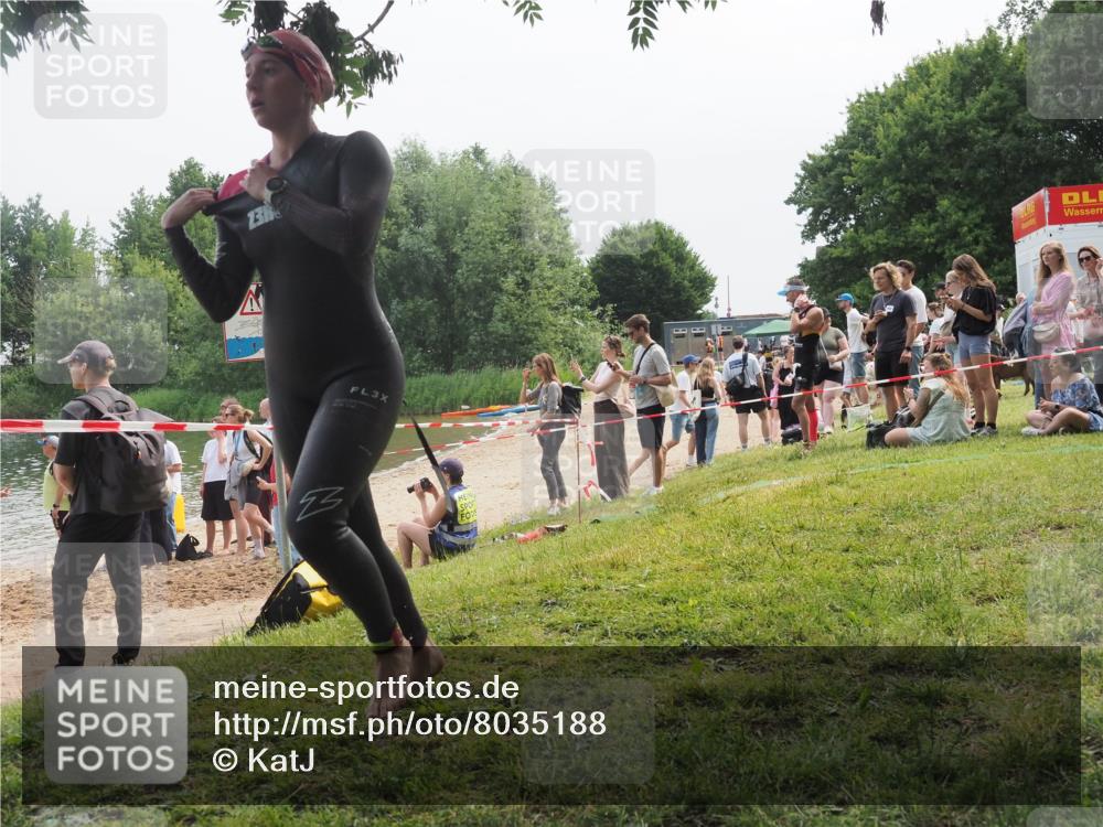 15.06.2025 - 27. Vierlanden-Triathlon KatJ http://msf.ph/oto/8035188 15.06.2025 11:19:39 Schwimmen 875, 895 meine-sportfotos.de