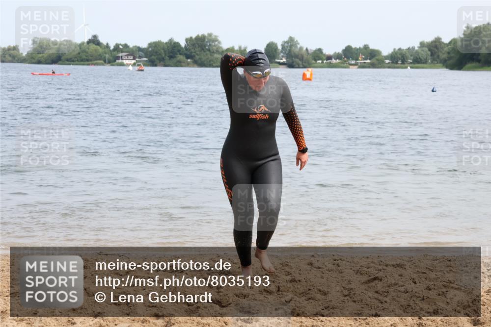 15.06.2025 - 27. Vierlanden-Triathlon Lena Gebhardt http://msf.ph/oto/8035193 15.06.2025 11:21:36 Schwimmen 905 meine-sportfotos.de