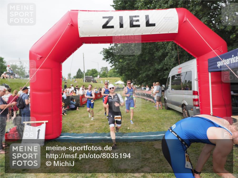 21.06.2025 - 27. Vierlanden-Triathlon MichiJ http://msf.ph/oto/8035194 15.06.2026 12:59:16 Ziel 994, 1014, 1015, 1016, 1018 meine-sportfotos.de