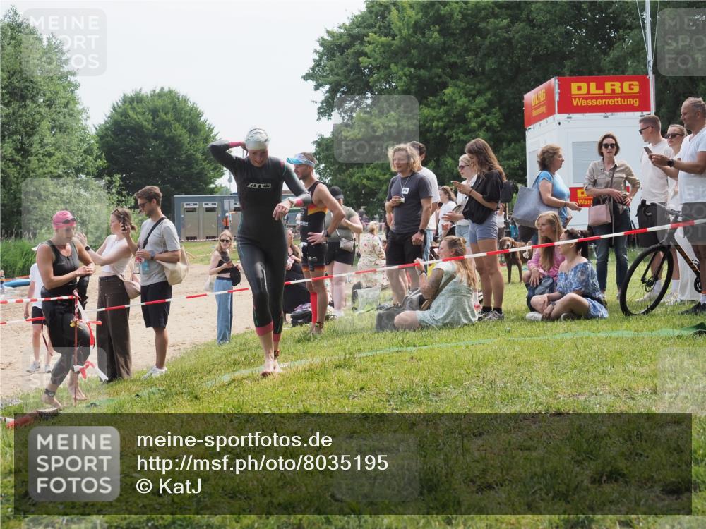 15.06.2025 - 27. Vierlanden-Triathlon KatJ http://msf.ph/oto/8035195 15.06.2025 11:19:54 Schwimmen 899, 915 meine-sportfotos.de