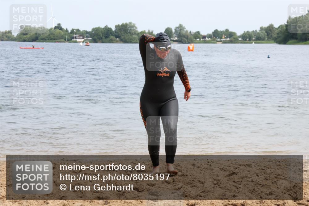 15.06.2025 - 27. Vierlanden-Triathlon Lena Gebhardt http://msf.ph/oto/8035197 15.06.2025 11:21:36 Schwimmen 905 meine-sportfotos.de