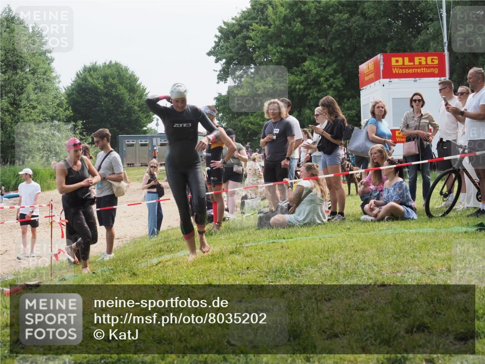 15.06.2025 - 27. Vierlanden-Triathlon KatJ http://msf.ph/oto/8035202 15.06.2025 11:19:54 Schwimmen 899, 915 meine-sportfotos.de
