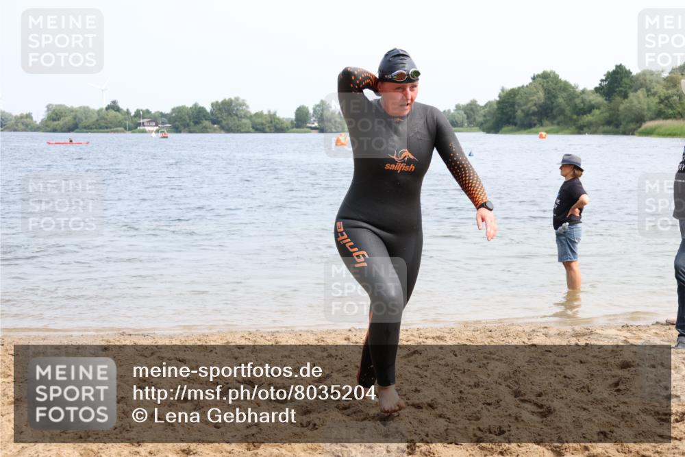 15.06.2025 - 27. Vierlanden-Triathlon Lena Gebhardt http://msf.ph/oto/8035204 15.06.2025 11:21:37 Schwimmen 905 meine-sportfotos.de