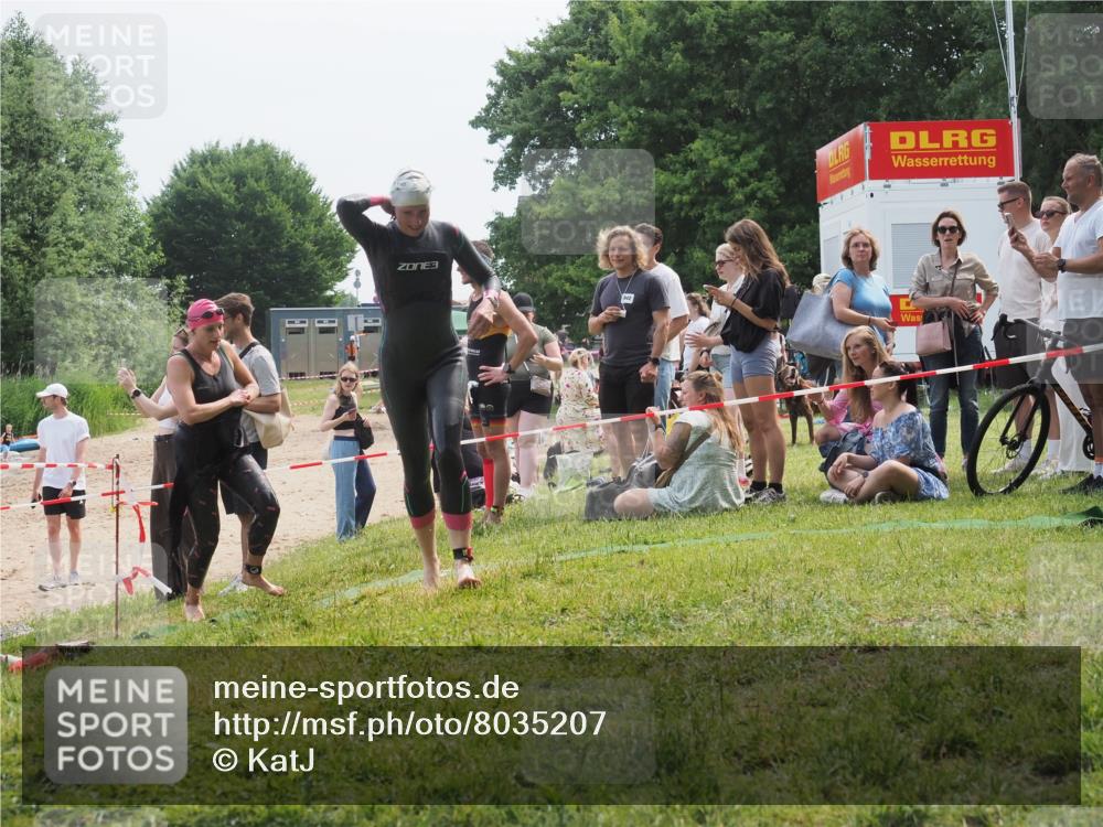 15.06.2025 - 27. Vierlanden-Triathlon KatJ http://msf.ph/oto/8035207 15.06.2025 11:19:54 Schwimmen 899, 915 meine-sportfotos.de