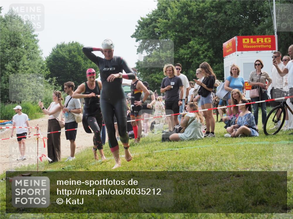15.06.2025 - 27. Vierlanden-Triathlon KatJ http://msf.ph/oto/8035212 15.06.2025 11:19:54 Schwimmen 899, 915 meine-sportfotos.de