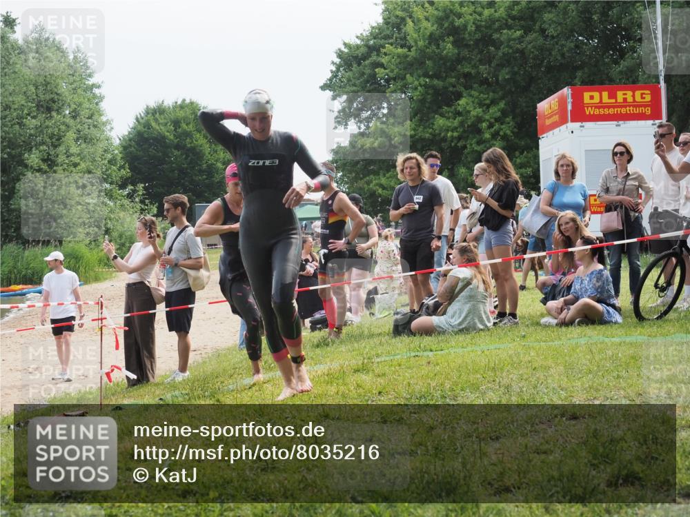 15.06.2025 - 27. Vierlanden-Triathlon KatJ http://msf.ph/oto/8035216 15.06.2025 11:19:55 Schwimmen 899, 915 meine-sportfotos.de