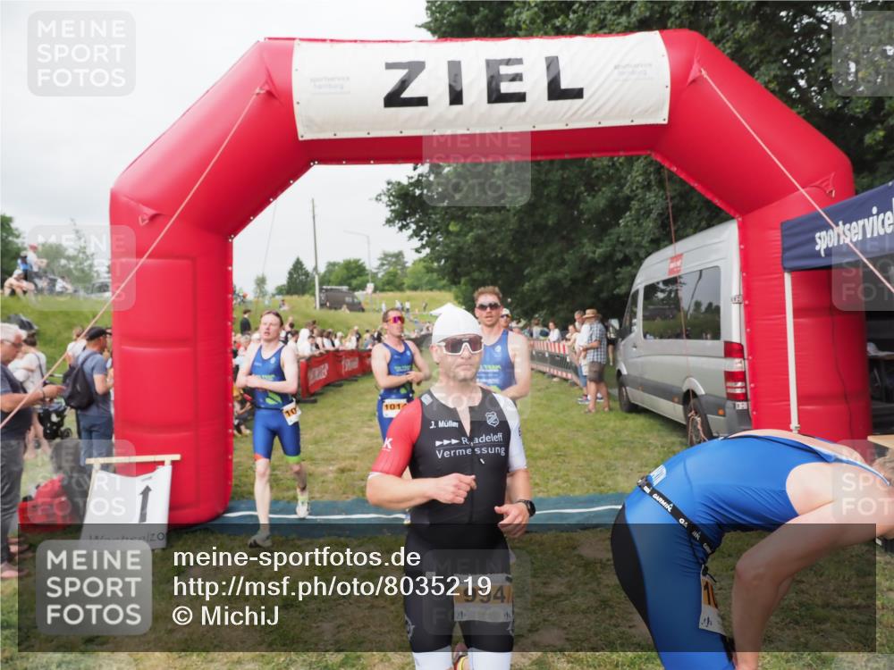 21.06.2025 - 27. Vierlanden-Triathlon MichiJ http://msf.ph/oto/8035219 15.06.2026 12:59:17 Ziel 994, 1014, 1015, 1016, 1018 meine-sportfotos.de