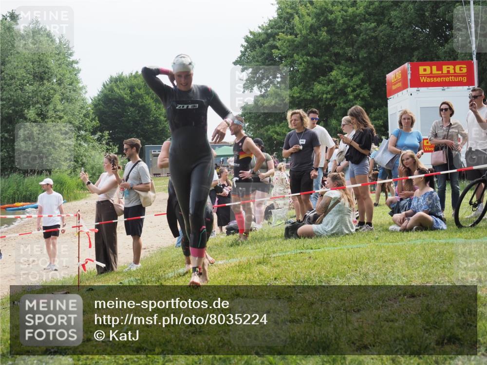 15.06.2025 - 27. Vierlanden-Triathlon KatJ http://msf.ph/oto/8035224 15.06.2025 11:19:55 Schwimmen 899, 915 meine-sportfotos.de